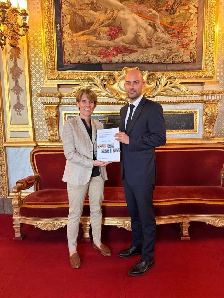 Samantha Cazebonne remet son rapport sur l'avenir de l'AEFE à Jean Noël Barrot, ministre de l'Europe et des Affaires étrangères