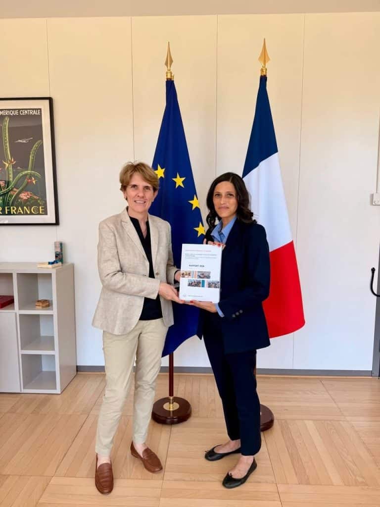 Samantha Cazebonne remet son rapport sur l'avenir de l'AEFE à Eléonore Caroit, Ministre déléguée chargée de la Francophonie, des Partenariats internationaux et des Français de l’étranger