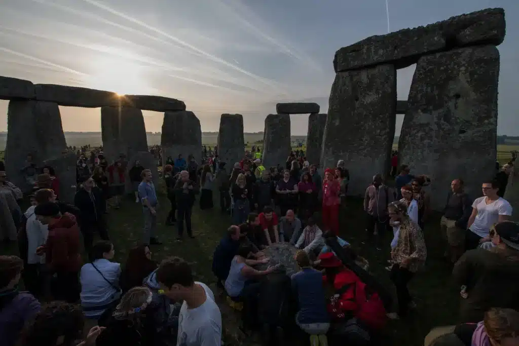 Le 21 juin 2017, à Stonehenge, dans le sud de l'Angleterre, de nombreuses personnes se sont rassemblées, touchant les pierres et chantant au milieu du cercle de pierres pour célébrer le solstice d'été. D'après les païens, Stonehenge est un lieu sacré qui connecte la Terre, la Lune, le Soleil et les saisons
