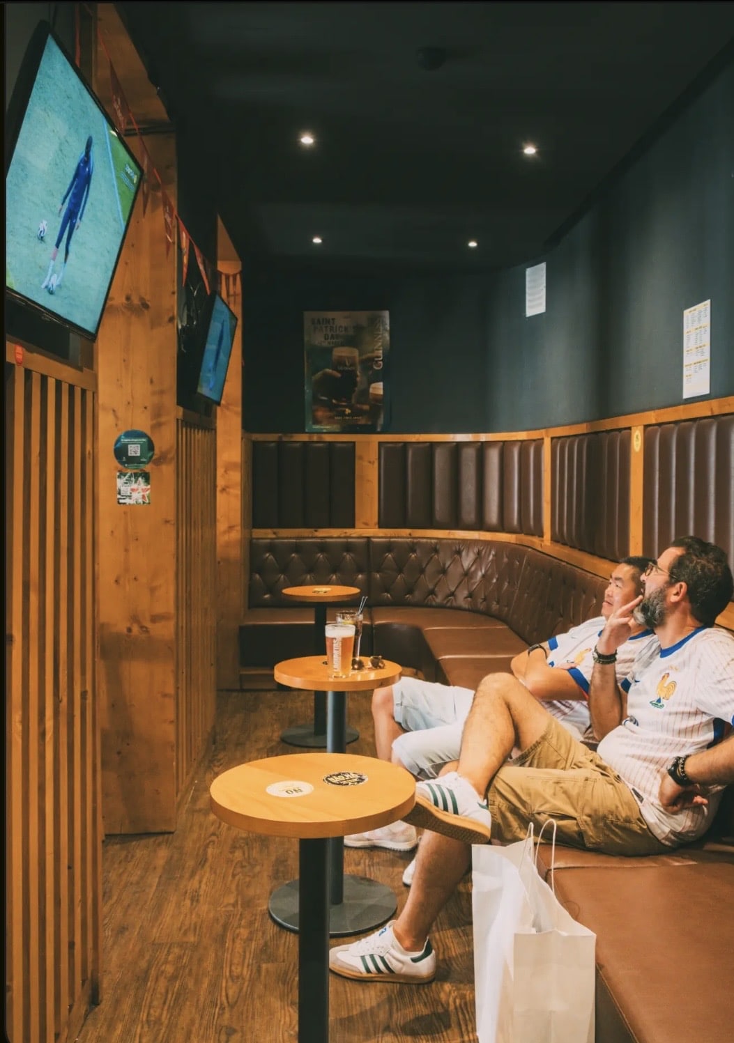 Les supporters de la France s'installent déjà au The Couch Sports Bar