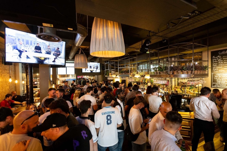 A Londres, les fans de foot suivent les matchs dans de nombreux bars