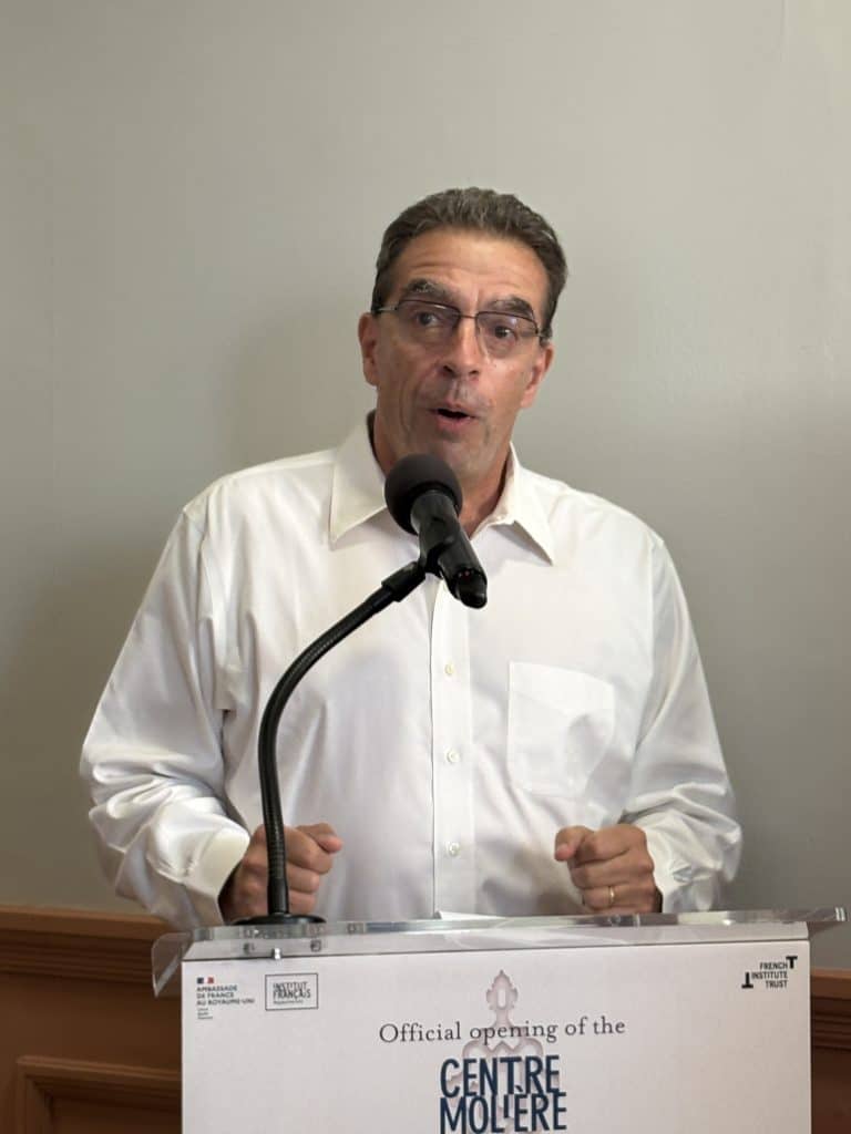 Vincent Gombault, pr&eacute;sident du Friends of the French Institute Trust, lors de son intervention &agrave; l&rsquo;occasion de l&rsquo;inauguration du Centre Moli&egrave;re. Il est revenu sur les cinq ann&eacute;es de r&eacute;novation et sur le r&ocirc;le des m&eacute;c&egrave;nes dans le financement du projet.