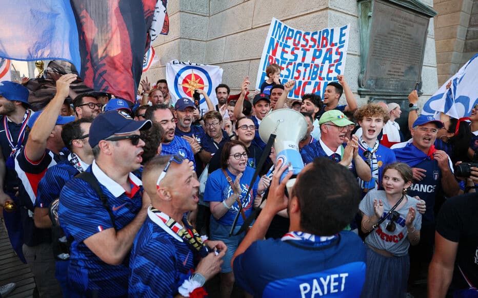 Des dizaines de supporters fran&ccedil;ais se sont r&eacute;unis sur le pont de Brooklyn, &agrave; New York, pour chanter et faire du bruit &agrave; la veille du match France-Su&egrave;de. &copy;Reuters/Caean Couto