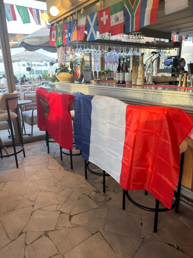 Les drapeaux du Maroc et de la France sortis pour ce match de football