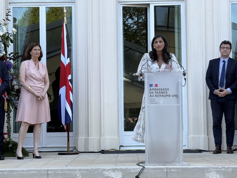 Éléonore Caroit, ministre déléguée chargée de la Francophonie, des Partenariats internationaux et des Français de l’étranger, aux côtés d’Hélène Duchêne, ambassadrice de France au Royaume-Uni, lors de la garden-party du 14 juillet à la Résidence de France.