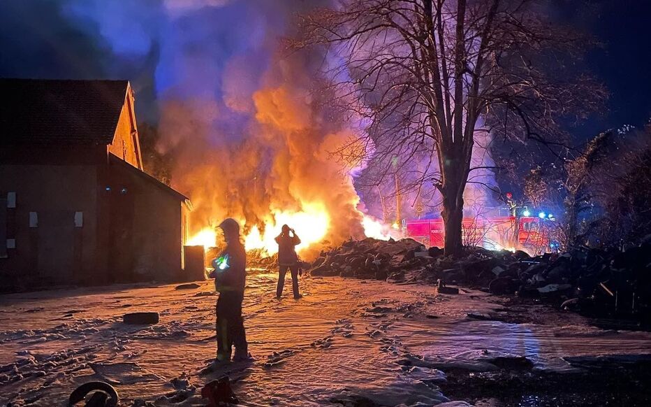 Fontainebleau, mardi 14 juillet au soir. Un incendie s'est déclaré autour de la maison forestière du carrefour de la Croix du Grand Veneur sur une décharge illicite. Une partie des pneus déposés ont pris feu, provoquant des grandes flammes et d'importantes fumées.