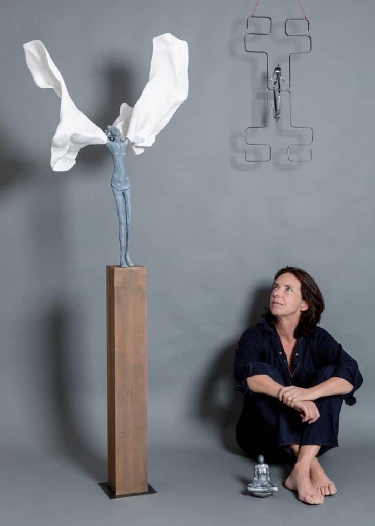 L'artiste Ga&euml;lle Hintzy-Marcel entour&eacute;e de 3 de ses oeuvres &agrave; Paris