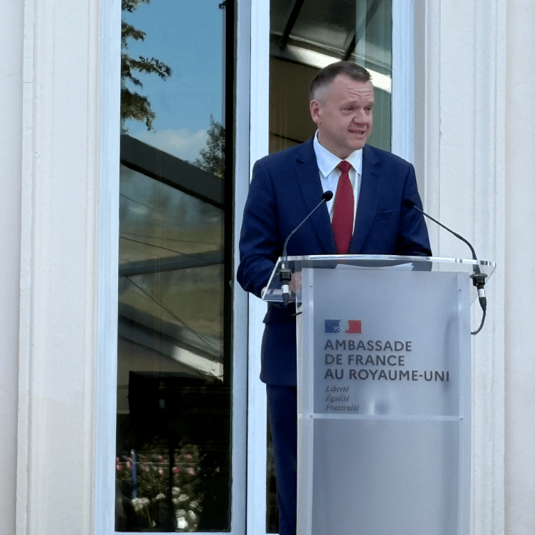 Nick Thomas-Symonds prend la parole depuis le perron de l’ambassade de France au Royaume-Uni.