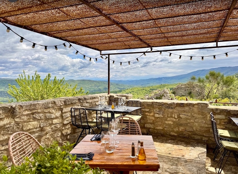 Sur les hauteurs de Saignon, la terrasse d'Un jardin sur le toit 