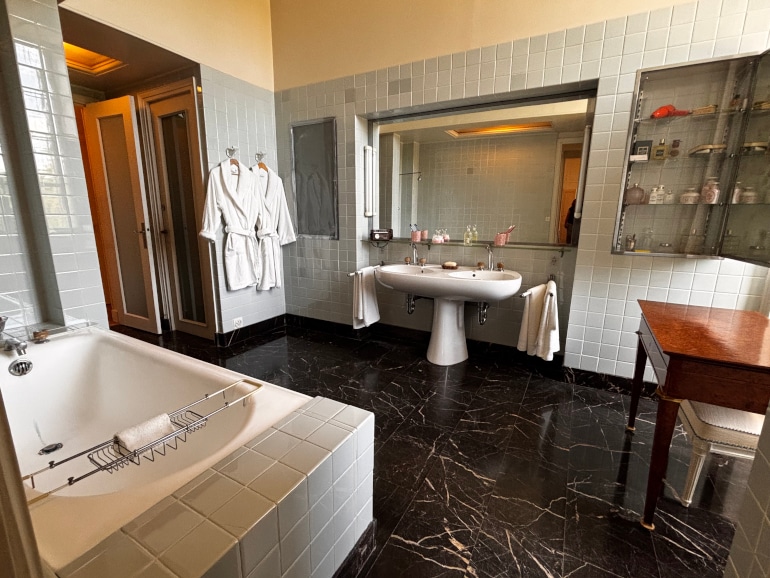La salle de bain de l'appartement pr&eacute;sidentiel de Val&eacute;ry Giscard d'Estaing