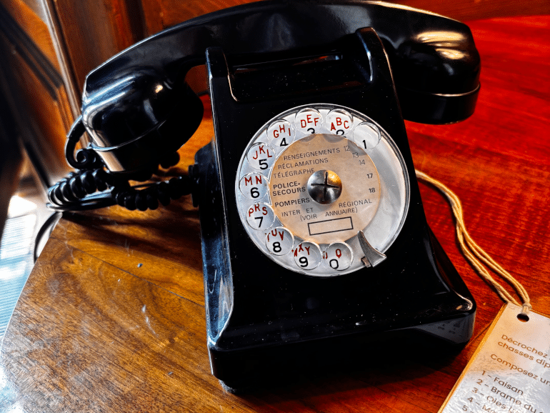 T&eacute;l&eacute;phone d'&eacute;poque 1975 pour &eacute;couter les t&eacute;moignages des acteurs du G6