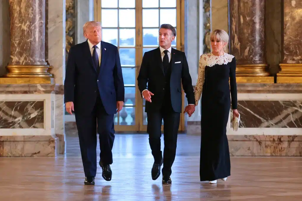 Donald Trump, Emmanuel Macron et Brigitte Macron marchent dans les couloirs dorés du Château de Versailles lors d’un dîner post-G7, le 17 juin 2026.
