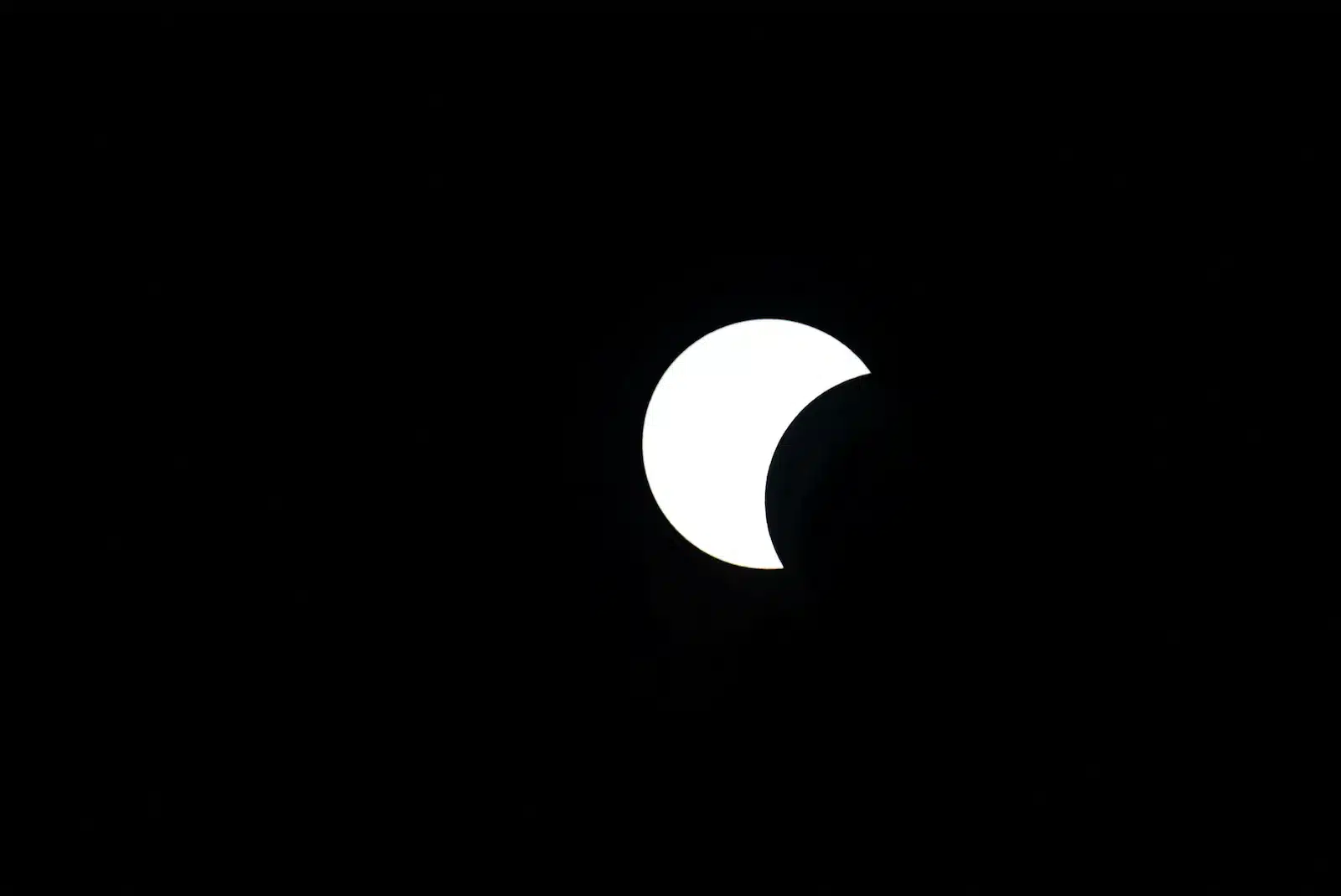 Éclipse solaire partielle observée depuis Paris le 12 août 2026