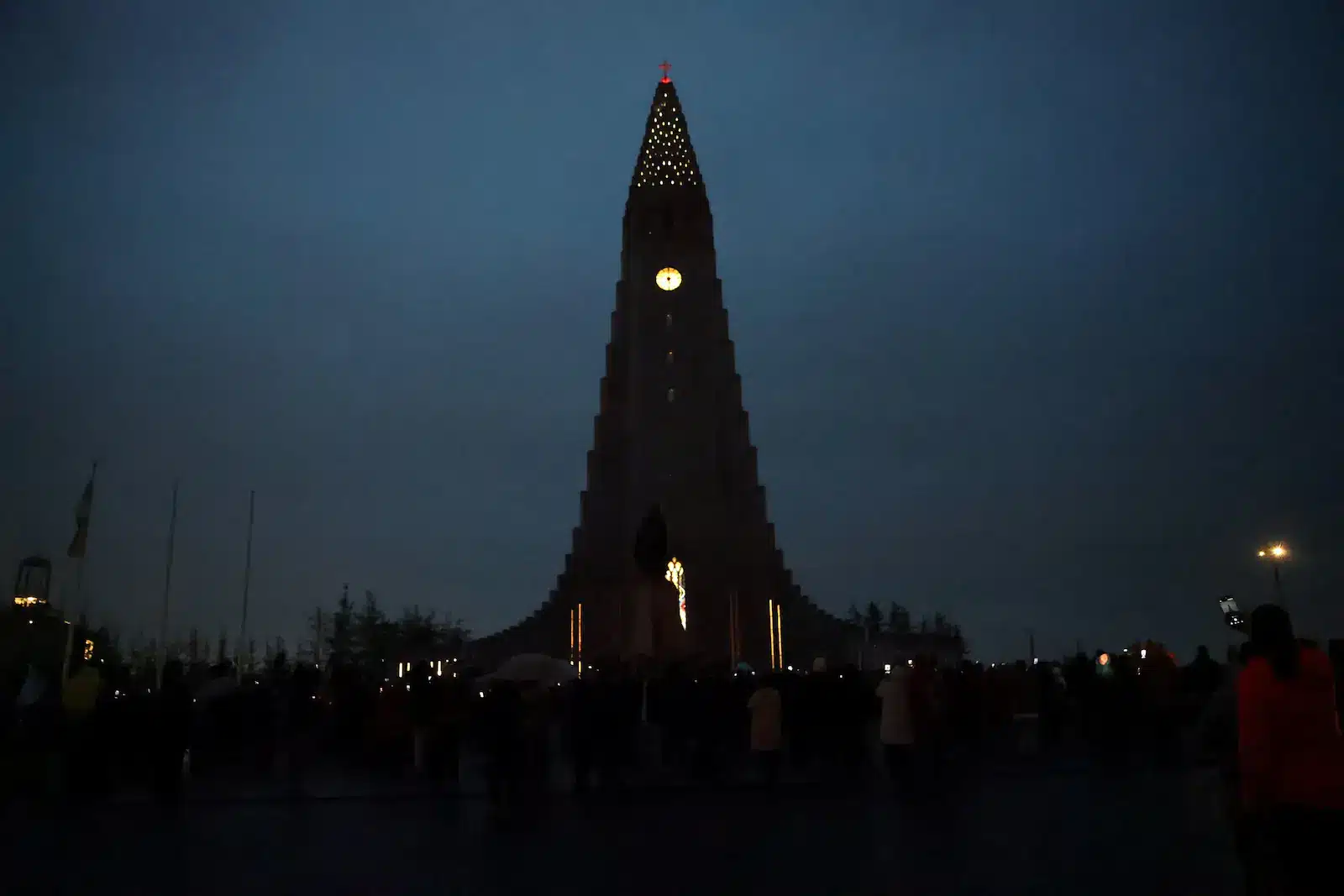 Éclipse totale du 12 août 2026 à Reykjavík devant la cathédrale Hallgrímskirkja