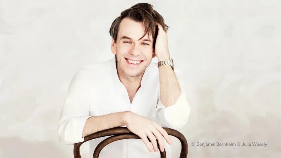Le t&eacute;nor Benjamin Bernheim chante Douce France