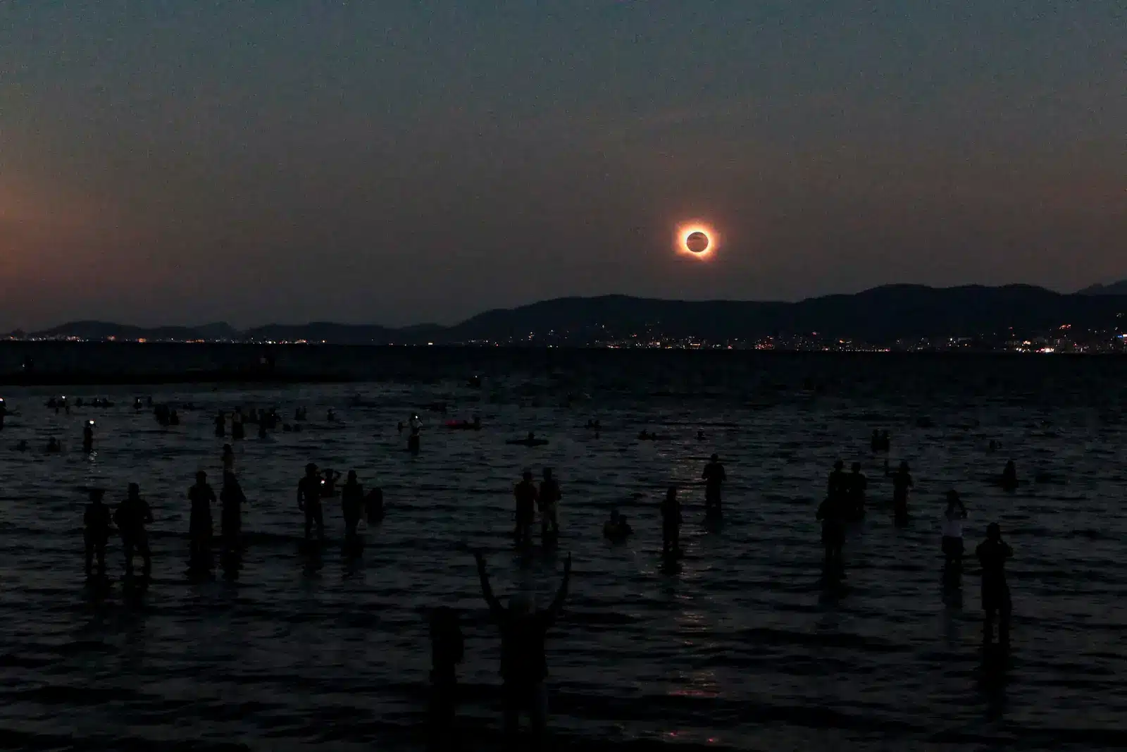 Éclipse totale de Soleil observée depuis la plage de Majorque au coucher du soleil