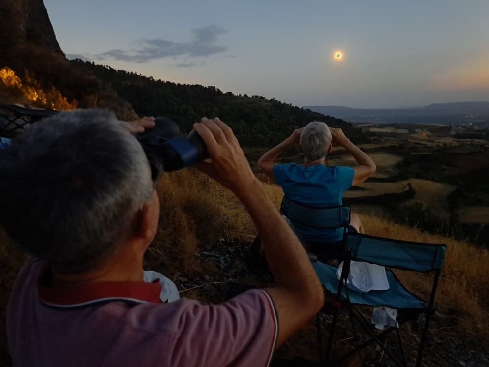 Observateurs en pleine campagne de la Rioja durant l’éclipse totale du 12 août 2026