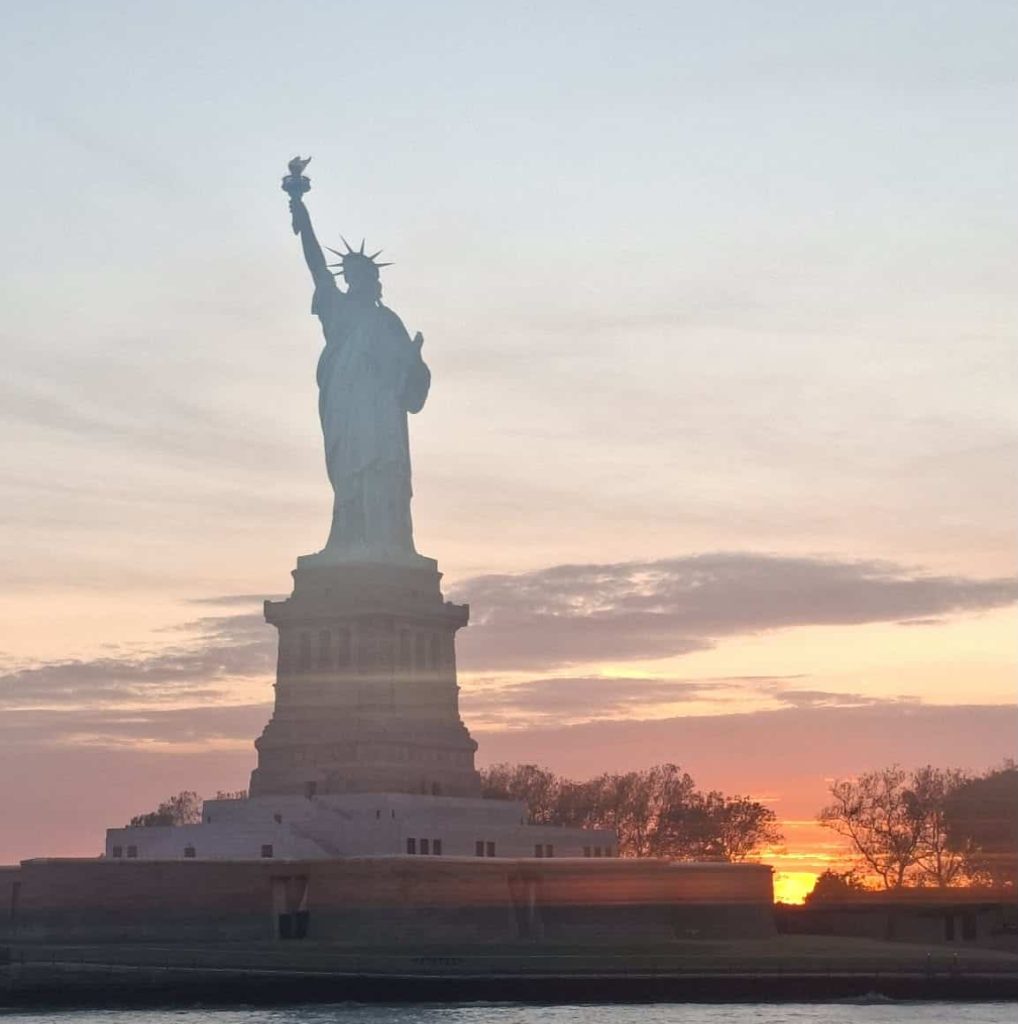 Pour Lysiane, la photo qui symbolise son voyage aux États-Unis est celle de la Statue de la Liberté au coucher de soleil