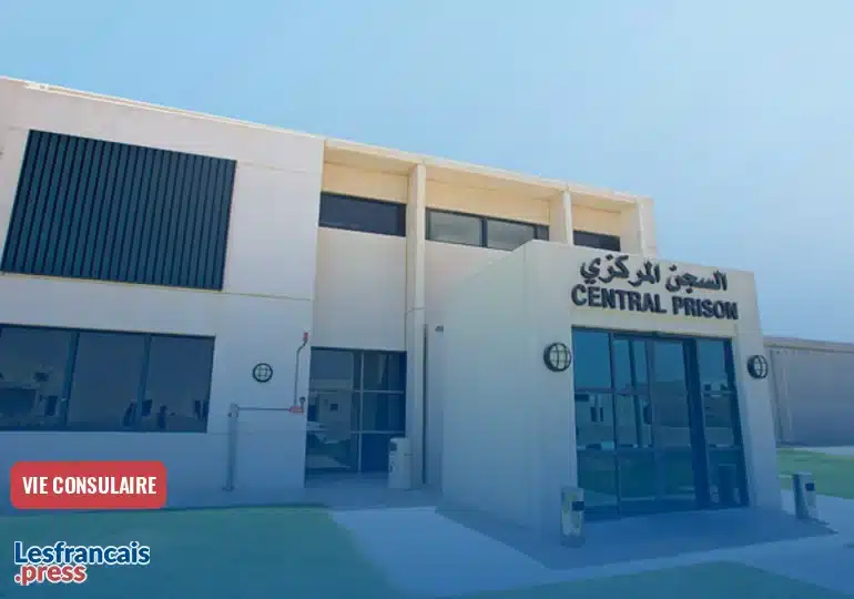 Dubaï, ville phare pour les Français, cache un décalage entre sa façade glamour et ses règles strictes.
