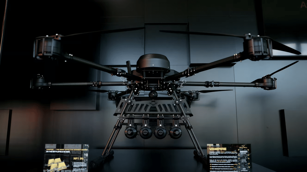 Un drone ukrainien "Vampire" lors de la journée d'ouverture du salon aéronautique international de Farnborough 2026, au sud-ouest de Londres, le 20 juillet 2026. ©TOBY SHEPHEARD / AFP
