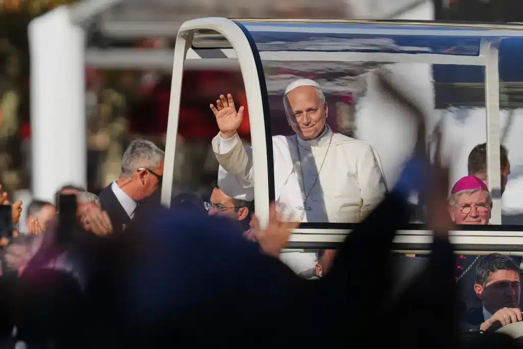 Le pape L&eacute;on XIV &agrave; son arriv&eacute;e &agrave; la cath&eacute;drale Notre-Dame de Paris pour c&eacute;l&eacute;brer une messe le 25 septembre 2026