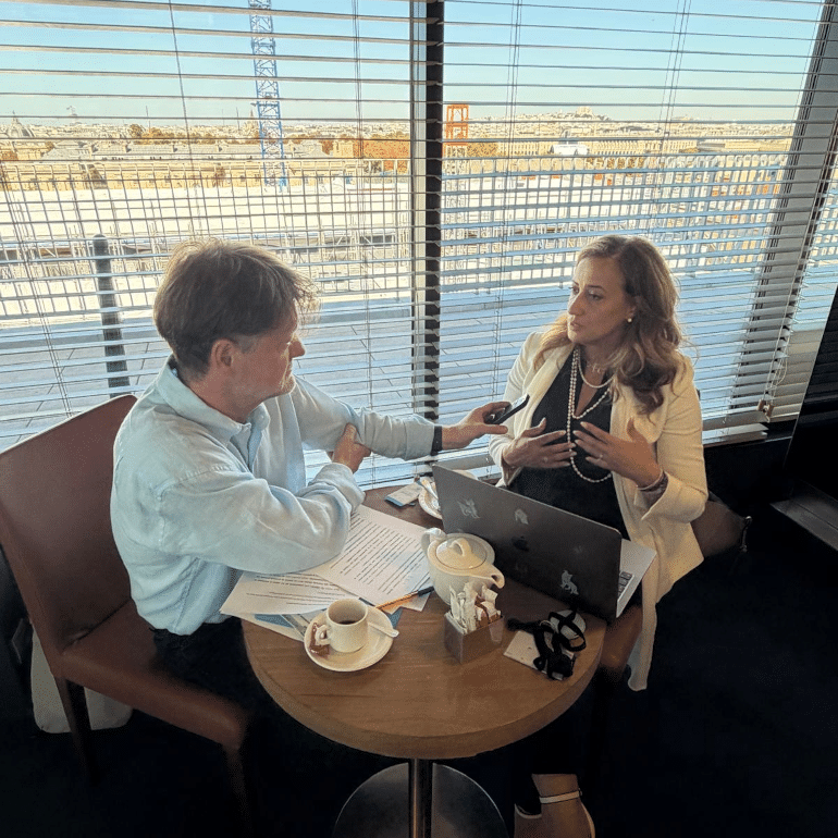 Am&eacute;lia Lakrafi, d&eacute;put&eacute;e des Fran&ccedil;ais de l'&eacute;tranger lors de l'interview Lesfrancais.press