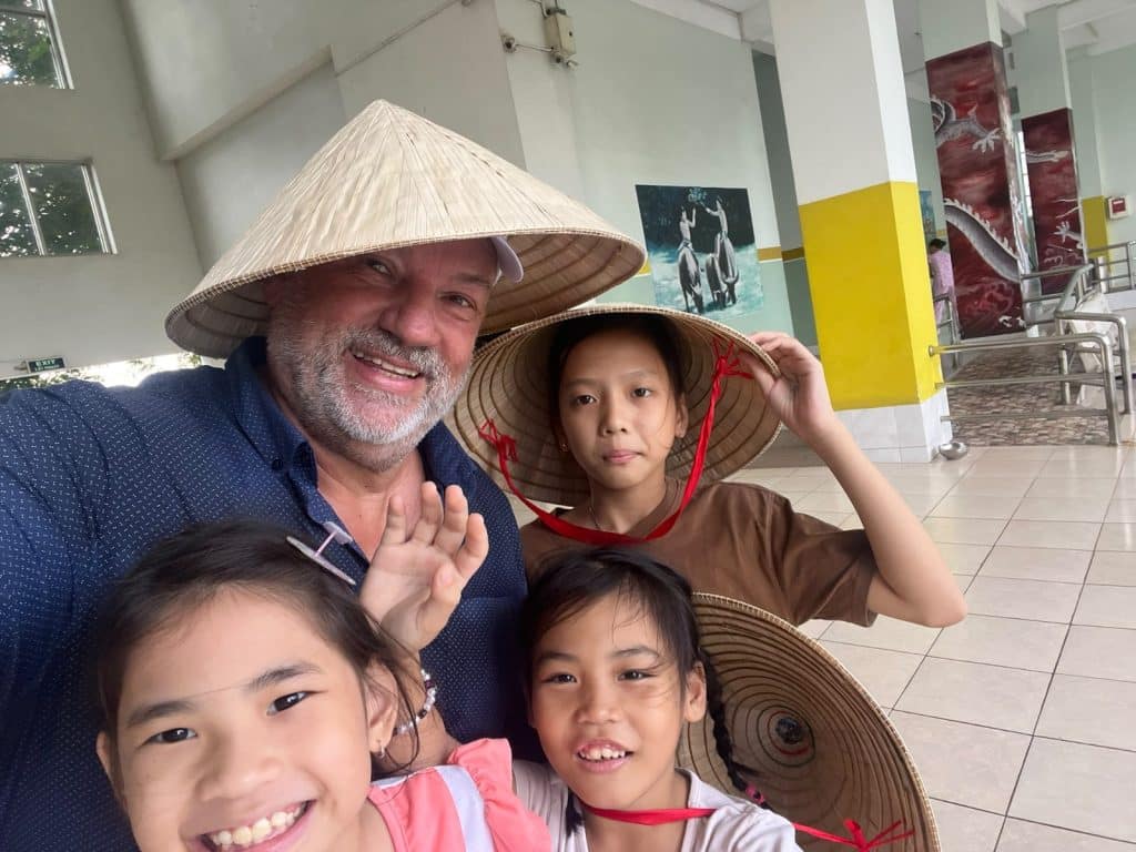 Daniel Verschaere directeur des partenariats et du d&eacute;veloppement les Enfants du Dragon avec des enfants de l'orphelinat