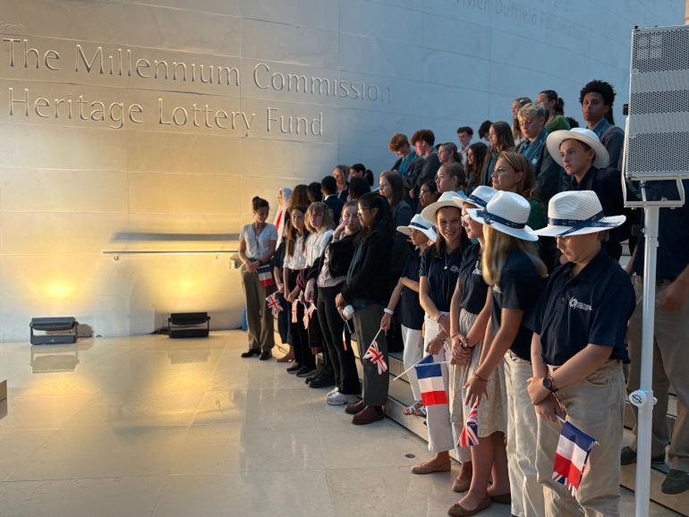 Des élèves d’écoles françaises et britanniques réunis dans la Great Court du British Museum