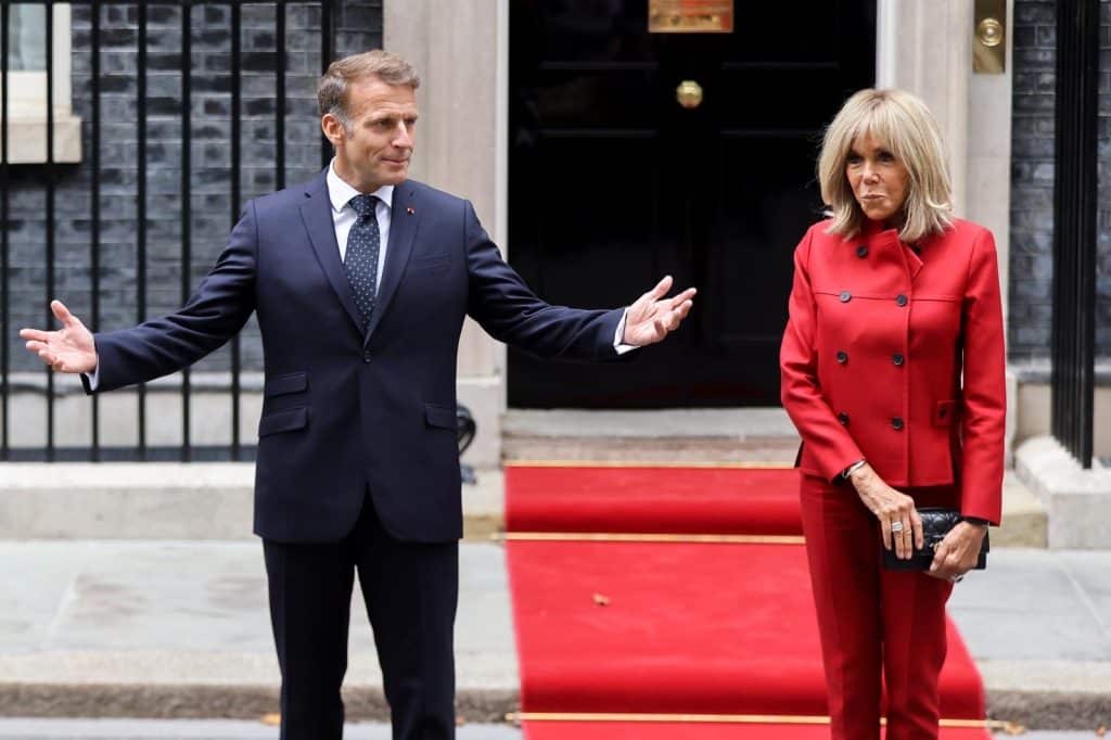 Emmanuel et Brigitte Macron quittant Downing Street