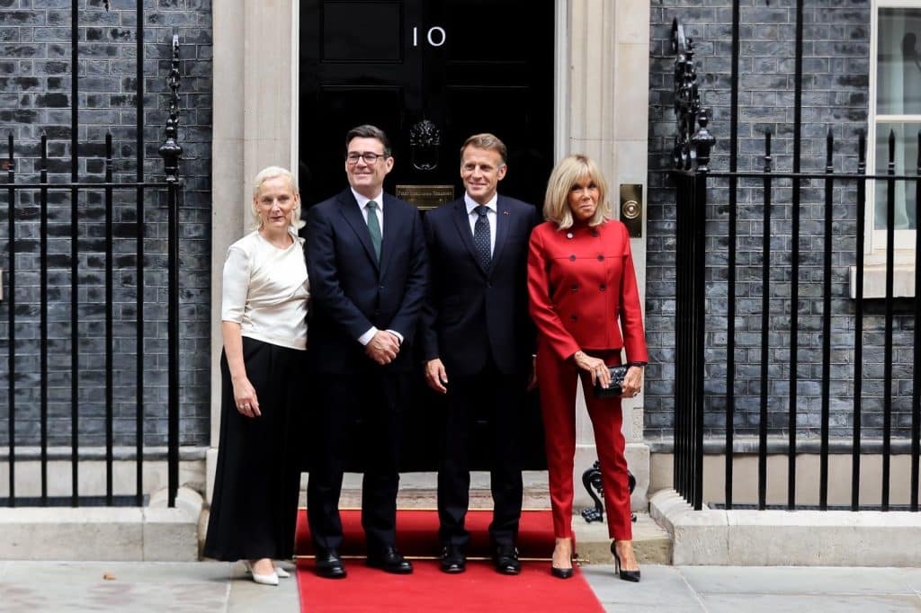 Emmanuel et Brigitte Macron avec le Premier ministre britannique Andy Burnham et son épouse Marie-France van Heel devant le 10 Downing Street