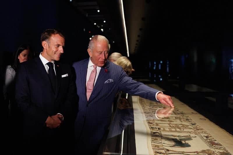 Emmanuel Macron et le roi Charles III devant la tapisserie de Bayeux au British Museum