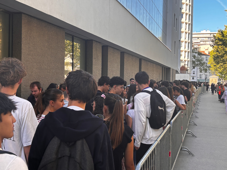 La file d'attente pour entrer à la Fabrique de la Diplomatie