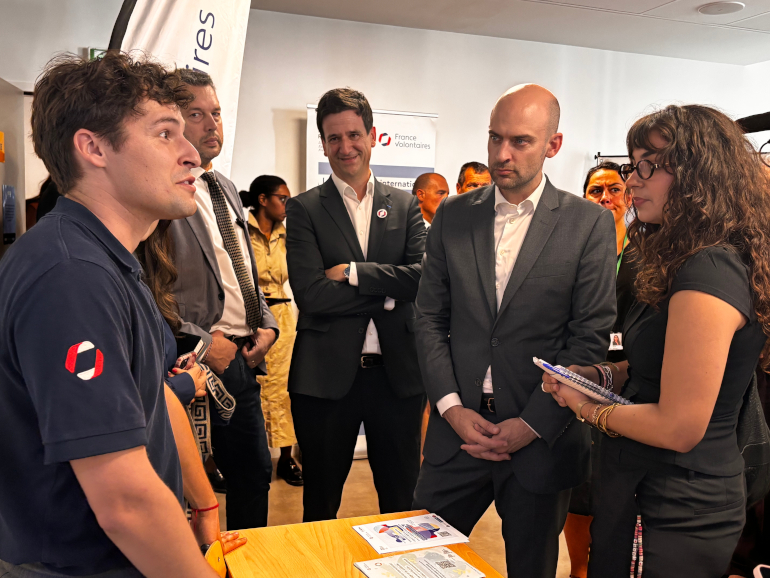 Jean Noël Barrot, ministre de l'Europe et des Affaires étrangères, sur le stand de France Volontaires à la Fabrique de la Diplomatie