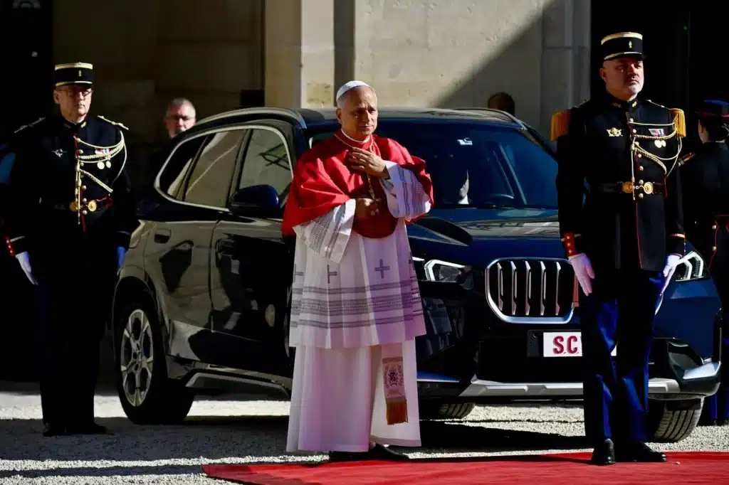 Le convoi transportant le souverain pontife est arriv&eacute; vers 11 h 20 au palais de l'&Eacute;lys&eacute;e