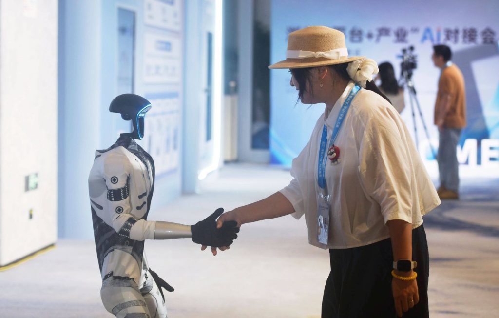 Le robot humanoïde G1 d'Unitree Robotics serre la main d'un invité