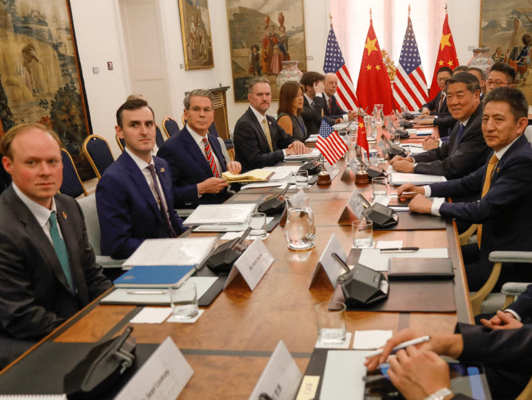 Le secrétaire au Trésor américain, Scott Bessent, et le représentant au commerce américain, Jamieson Greer, avec le vice-premier ministre chinois, He Lifeng, et négociateur commercial chinois