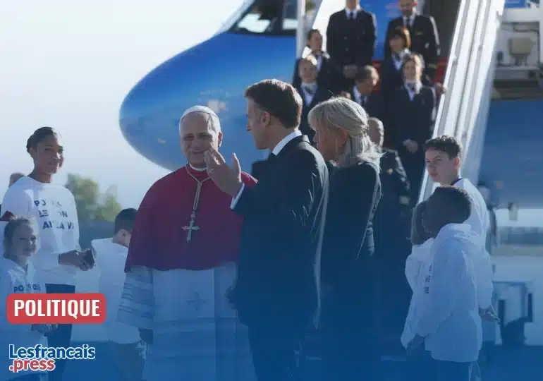 La visite apostolique du pape Léon XIV en France réunit la ferveur populaire et les défis de la laïcité dans un pays divisé.