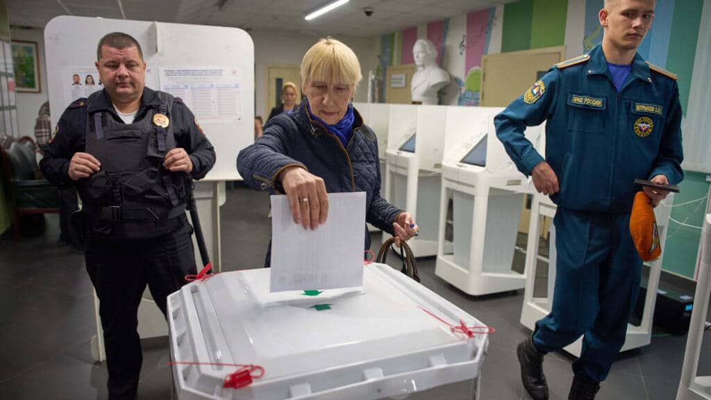 Une femme sort d'un isoloir après avoir voté lors des élections législatives russes dans un bureau de vote de Klimovsk, microdistrict de la ville de Podolsk, dans la région de Moscou, le 19 septembre 2026. ©IGOR IVANKO / AFP