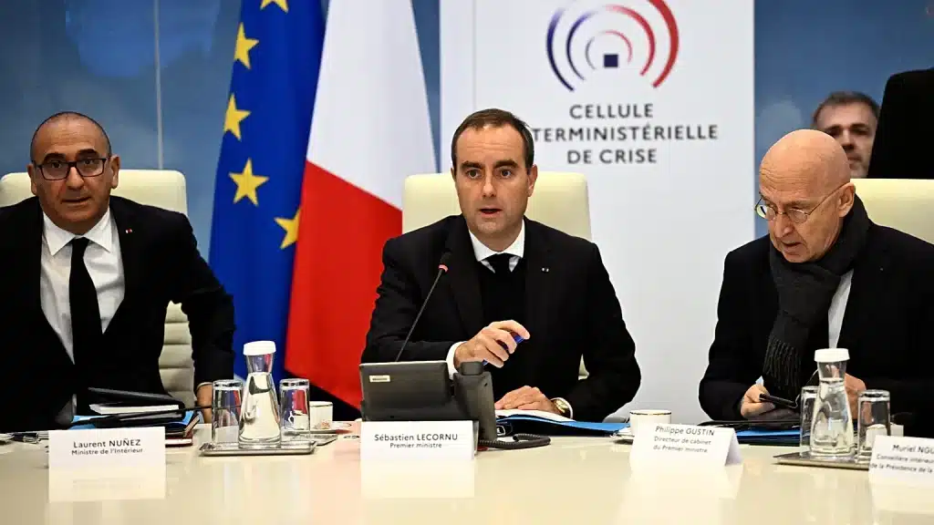 Sébastien Lecornu en cellule de crise annonçant les couvres-feu