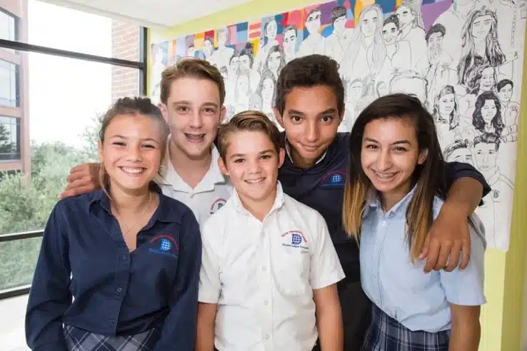 Elèves dans le complexe scolaire