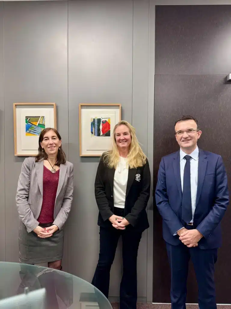 Mme Pauline Carmona et M. François Penguilly avec la présidente de la FIAFE le 02 octobre 2025