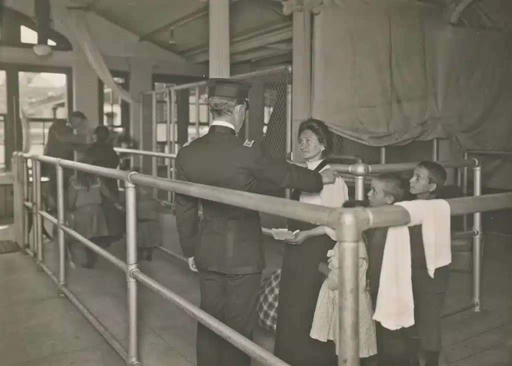 Immigrants arrivant à Ellis Island
