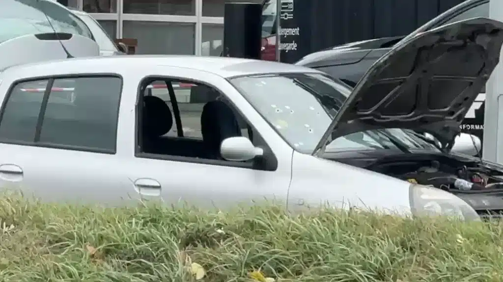 Les images de la voiture du suspect des tirs de rafales dans les Yvelines criblée de balles, à Élancourt (Yvelines) le 23