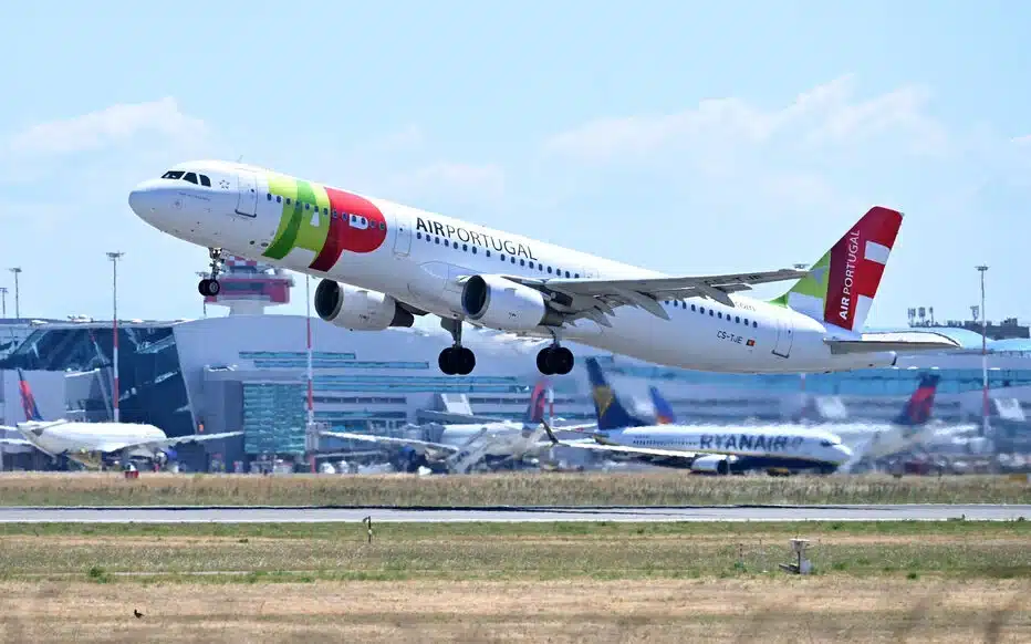 Un Airbus 321-200 de la compagnie portugaise TAP décolle de l'aéroport Fiumicino, à l'ouest de Rome, le 1er mai 2026, en