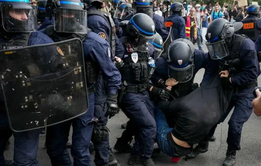 CRS et lyc&eacute;ens &agrave; Paris le 06 octobre 2026