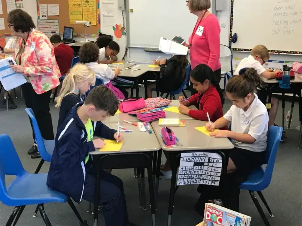 Elèves dans le complexe scolaire