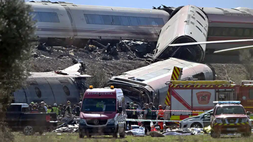 Les secours interviennent sur le site de la collision mortelle entre deux trains à Urda, en Espagne, le 28 octobre 2026