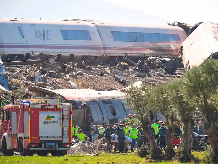 Les secours interviennent sur le site de la collision mortelle entre deux trains à Urda, en Espagne, le 28 octobre 2026