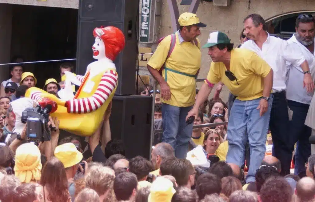 Le d&eacute;mant&egrave;lement du Mcdonald&rsquo;s de Millau