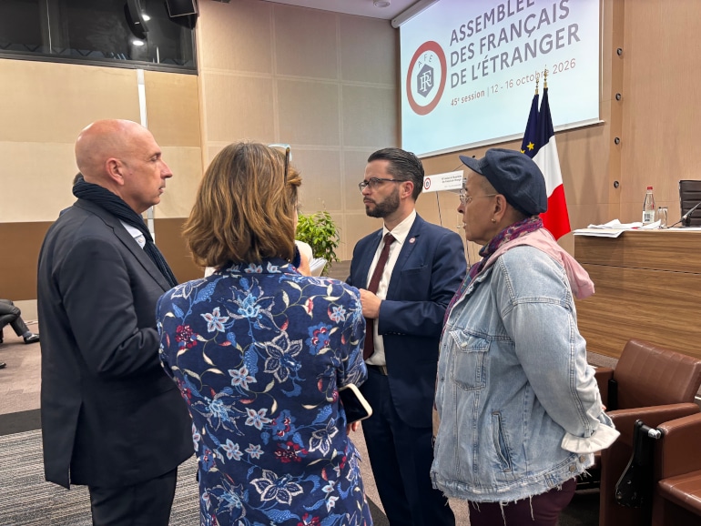 Discussion entre élus de l'AFE pendant la mise en place de la nouvelle gouvernance